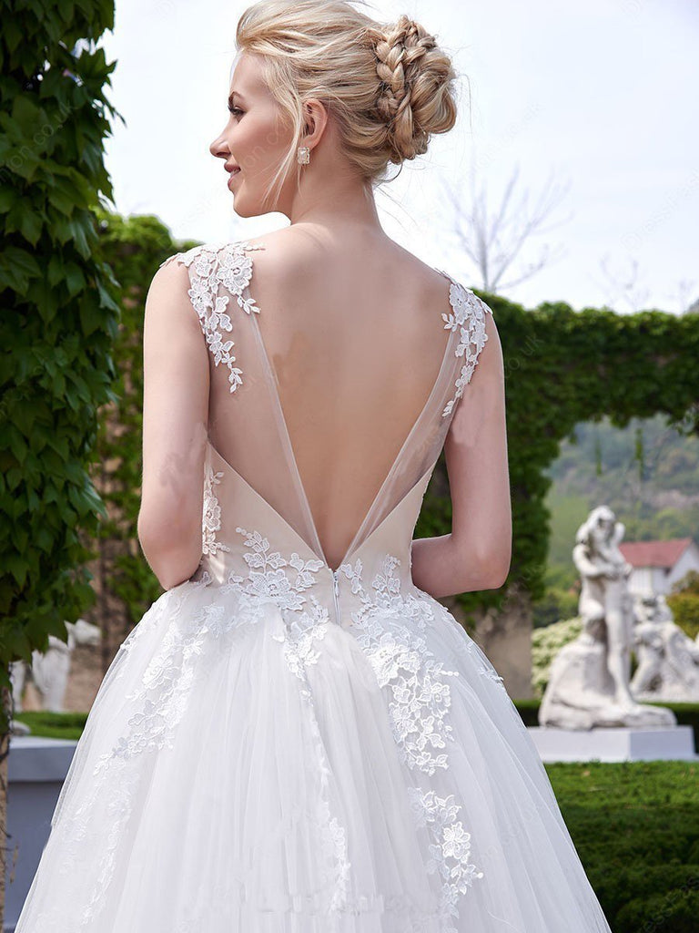 New Style A-line Scoop Neck Tulle Appliques Lace Court Train Backless Wedding Dress